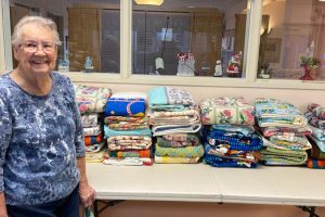 A 90 éves asszony több mint 100 kézzel készített takarót készít karácsonykor a rászorulóknak