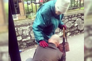 A buszsofőr látja, hogy a törékeny idős hölgy nem tudja egyedül megkötni a cipőfűzőjét, megállítja a buszt, hogy megkösse neki.