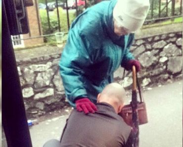 A buszsofőr látja, hogy a törékeny idős hölgy nem tudja egyedül megkötni a cipőfűzőjét, megállítja a buszt, hogy megkösse neki.