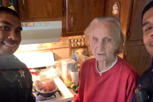Kedves texasi rendőrök megetetik a jeges kezű 92 éves asszonyt, azt mondta, a két fia megfeledkezett róla