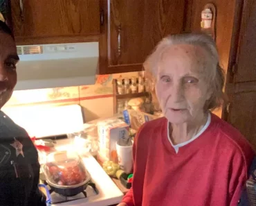 Kedves texasi rendőrök megetetik a jeges kezű 92 éves asszonyt, azt mondta, a két fia megfeledkezett róla