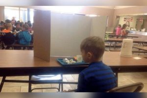 Az anya ebéd közben meglátogatja a késve érkezett 6 éves fiát, és rájön, hogy a tanárai „nyilvánosan megszégyenítették”