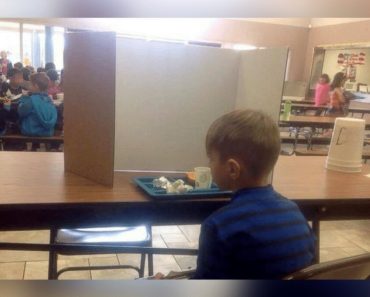 Az anya ebéd közben meglátogatja a késve érkezett 6 éves fiát, és rájön, hogy a tanárai „nyilvánosan megszégyenítették”