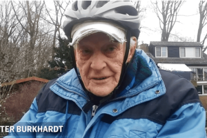 A 90 éves férfi minden nap 2 órát biciklizik, hogy meglátogassa feleségét a hospice-ban.
