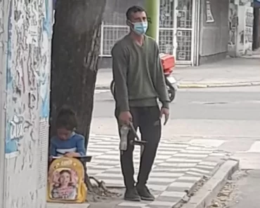 Egy fiatalember 6 éves kislányával autóablakokat pucolt; egy férfi meglátja őt, és állandó munkát ad neki.