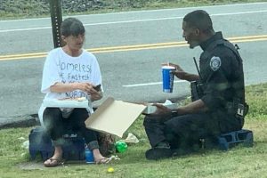 A rendőr az ebédszünetben pizzát osztott meg egy hajléktalan nővel egy szívmelengető pillanatban