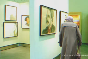 A galériás beengedi a hajléktalan idős hölgyet, aki a vászonra mutat, és azt mondja: „Ez az én munkám!”