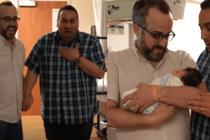 A meleg pár először lett szülő, és megható videóban találkoznak a kislányukkal