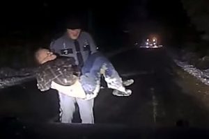Egy idős férfit kimentettek az árokból a téli viharban, és az állami rendőrök biztonságos helyre vitték