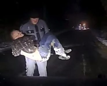 Egy idős férfit kimentettek az árokból a téli viharban, és az állami rendőrök biztonságos helyre vitték