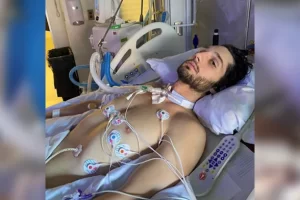 „Újra éltem.” A lebénult 27 éves fiatalember legyőzte az esélyeket a hirtelen kórházi kezelés után.