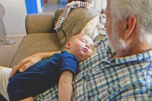 A rokkant veterán gondoskodik a szomszéd babájáról, akit épp most rúgtak ki, és munkát keres