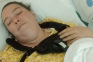 Az anyának eltört a háta, miközben elkapta 11 éves mostohalányát, aki leugrott a tetőről, hogy elmeneküljön a háztűz elől