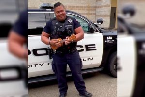 A rendőrtiszt elénekli a „Somewhere Over The Rainbow” című dalt, és ukulelén játszik, miután a társaival rajtaütött egy rablón