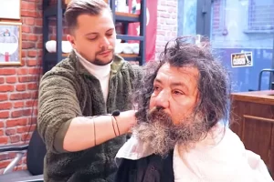 Egy hajléktalan férfinak évek óta először levágja a haját a fodrász, és az átalakulása hihetetlen.
