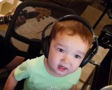 A zenész apuka meghallja, hogy egy 2 éves gyermeke Elvist énekel, és felveszi a legaranyosabb videót.