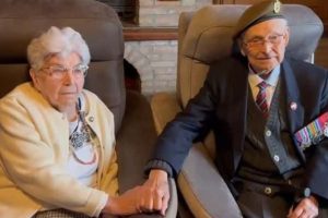 A veterán férfi újra találkozik azzal a francia nővel, akivel a második világháborúban találkozott: „78 évig hordtam a fényképét a tárcámban”