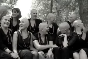 A rákbeteg nő szóhoz sem jutott, miután nyolc legközelebbi barátnője leborotválta a haját