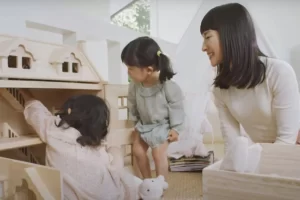 A profi rendrakó Marie Kondo azt mondja, hogy három gyerek után „valahogy felhagyott” a rendrakással.