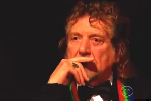 Robert Plant szóhoz sem jut a “Stairway To Heaven” lenyűgöző új feldolgozása miatt.