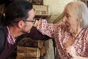 Az újdonsült anyukát szülése után azonnal elválasztották a babájától, végül 58 évvel később találkozik vele