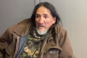 A hajléktalan férfi az éjszakáit azzal tölti, hogy másoknak segít melegen maradni, miután „egy őrangyal” megmentette az életét
