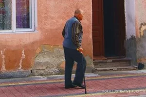 A gyerekek nem törődnek a beteg apjuk eltűnésével, amíg a család ügyvédje fel nem hívja őket.