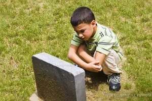 A fiú meglátogatja az ikertestvére sírját, még este 11 órakor sem tér haza
