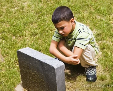 A fiú meglátogatja az ikertestvére sírját, még este 11 órakor sem tér haza