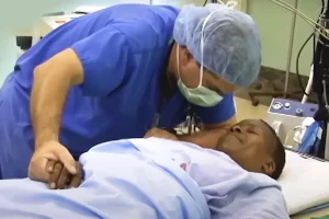 Az orvosok lemondták a férfi életmentő műtétjét — a sebész fölé hajolt és imádkozni kezdett, amíg jobban nem érezte magát