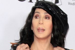 Cher a 77. születésnapját ünnepli és olyan kérdést tesz fel a rajongóknak, amire senki sem számított