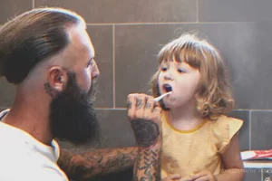Az egyedülálló férfi örökbe fogad egy elhagyott, beszédhibás kislányt, akit egy nap meglát a nagyszínpadon