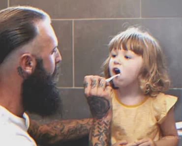Az egyedülálló férfi örökbe fogad egy elhagyott, beszédhibás kislányt, akit egy nap meglát a nagyszínpadon Az egyedülálló férfi örökbe fogad egy elhagyott, beszédhibás kislányt, akit egy nap meglát a nagyszínpadon