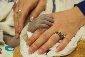 Búcsúzóul megfogta édesanyja kezét, de ezzel még nem volt vége, lássuk, mi történik ezután…