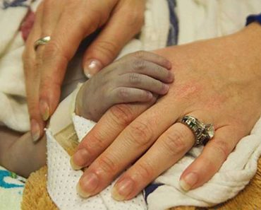 Búcsúzóul megfogta édesanyja kezét, de ezzel még nem volt vége, lássuk, mi történik ezután…