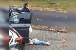 A gyerek dührohamot kap, az apának pedig drasztikus megoldáshoz kell folyamodnia: a videó fergetegesen vicces