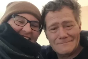 A nő megáll, hogy beszélgessen a hajléktalan férfival, és végül segít megváltoztatni az életét.