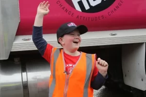 A magányos 7 éves kisfiúnak minden idők legjobb születésnapja volt, köszönhetően 65 kamionosnak Új-Zélandról.