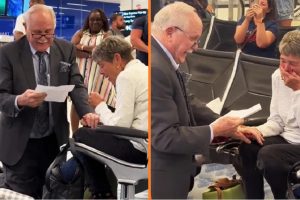 A férfi 60 év különélés után találkozik rég nem látott szerelmével a repülőtéren, sírva esik térdre és megkéri a kezét