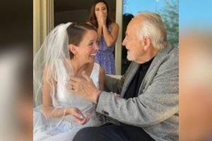 A demenciában szenvedő apa időben felismeri a menyasszonyt a szertartáson.