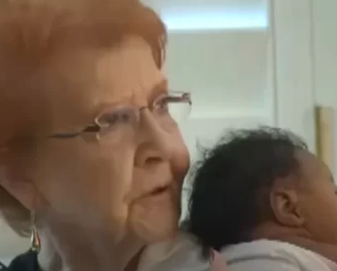 A hatóságok megakadályozzák, hogy egy apa és gyermeke hazarepüljön: egy kedves özvegyasszony befogadja őket az otthonába