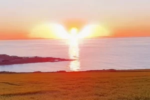 Egy amatőr fotós egy szárnyas angyal alakú naplementéről készített fotót.