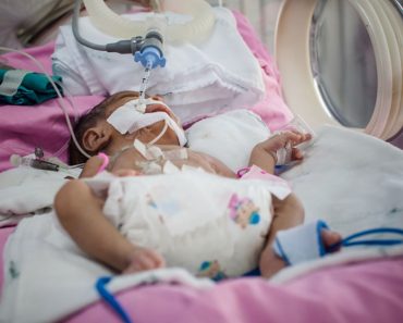 Az újszülött baba pisije zöld lett – amikor az aggódó anya tájékoztatja az orvosokat, rájönnek a szörnyű igazságra Az újszülött baba pisije zöld lett – amikor az aggódó anya tájékoztatja az orvosokat, rájönnek a szörnyű igazságra