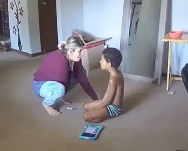 A 7 éves autista kisfiú örömkönnyeket csal az anyukájába szemébe az első kimondott szavai miatt.