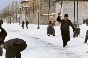 Egy 1896-os hógolyócsata felújított felvétele feldobja a napod.