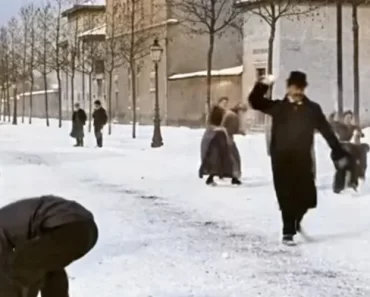 Egy 1896-os hógolyócsata felújított felvétele feldobja a napod.