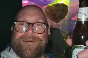 Egy nagypapa 26 eurós jegyet vesz magának Ibizára, és elindul bulizni az éjszakába