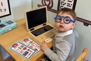Ez a négy éves kisfiú 139-es IQ-jával a Mensa legfiatalabb brit tagja lett