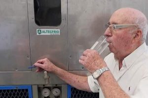 Spanyolország: egy 82 éves mérnök olyan gépet talált fel, amely a levegőt ivóvízzé alakítja át