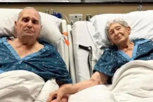 Az idős pár kéz a kézben tölti utolsó pillanatait a kórházi személyzetnek köszönhetően.
